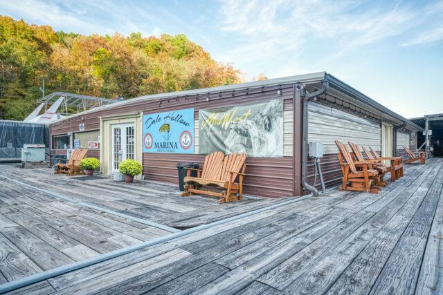 Photo of boat house of the Dale Hollow marina